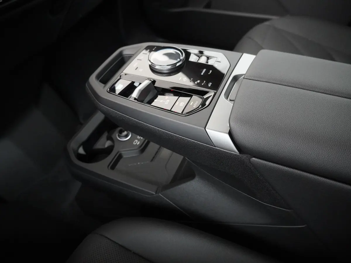 xDrive40 | SoH 100% | Sportpakket | Glazen Panoramadak Sky Lounge | Integral Active Steering | Stuur- & Stoelverwarming | Harman Kardon | 21" Aerodynamic | Stoelventilatie