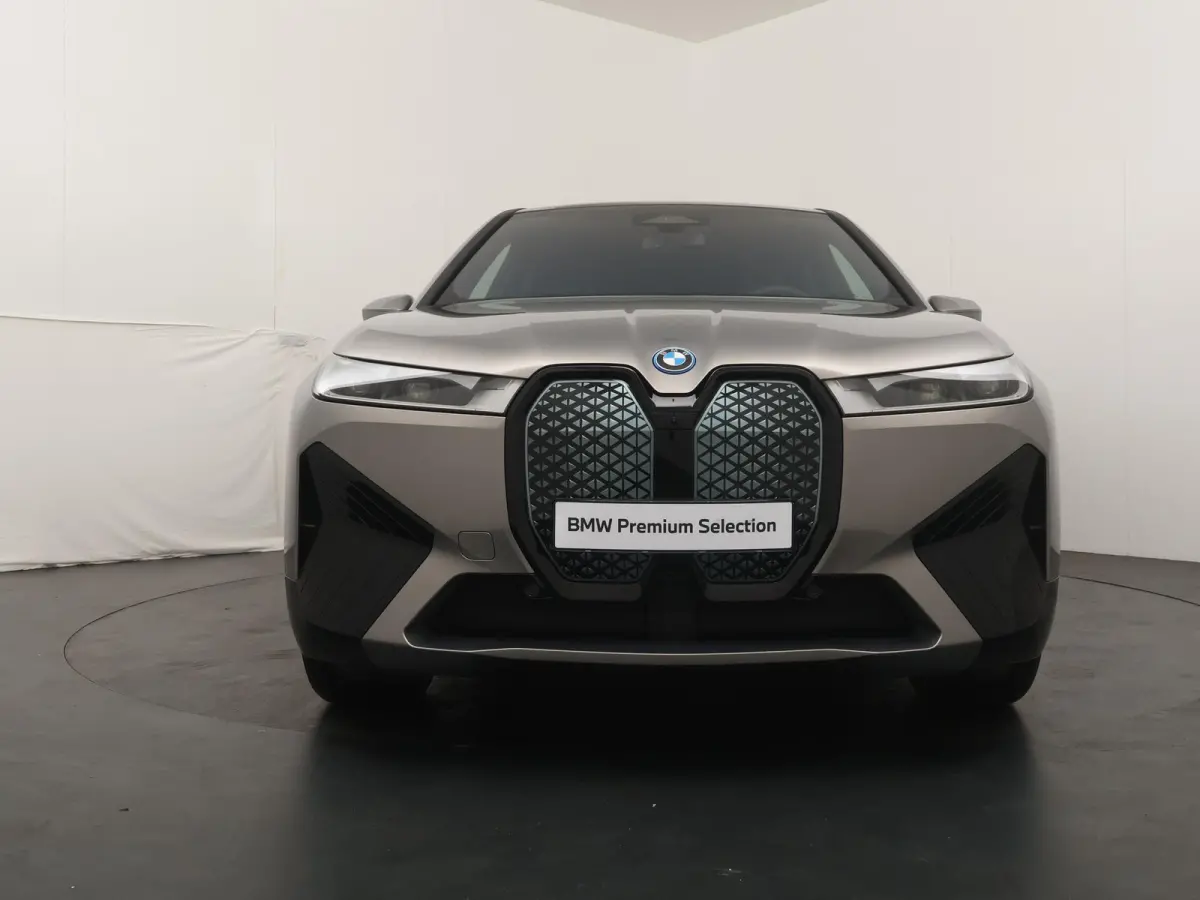 xDrive40 | SoH 100% | Sportpakket | Glazen Panoramadak Sky Lounge | Integral Active Steering | Stuur- & Stoelverwarming | Harman Kardon | 21" Aerodynamic | Stoelventilatie