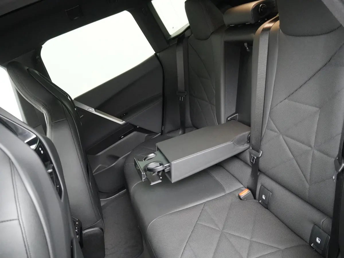 xDrive40 | SoH 100% | Sportpakket | Glazen Panoramadak Sky Lounge | Integral Active Steering | Stuur- & Stoelverwarming | Harman Kardon | 21" Aerodynamic | Stoelventilatie