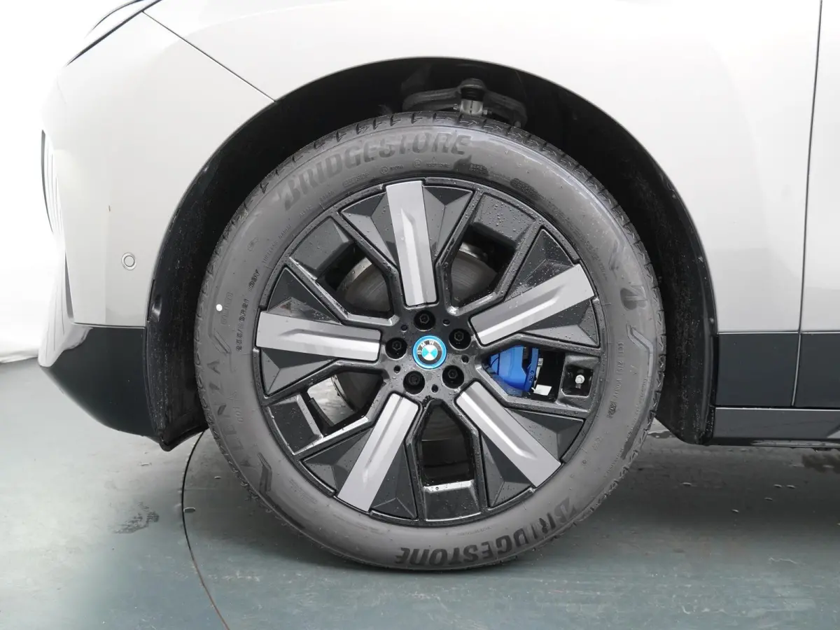 xDrive40 | SoH 100% | Sportpakket | Glazen Panoramadak Sky Lounge | Integral Active Steering | Stuur- & Stoelverwarming | Harman Kardon | 21" Aerodynamic | Stoelventilatie