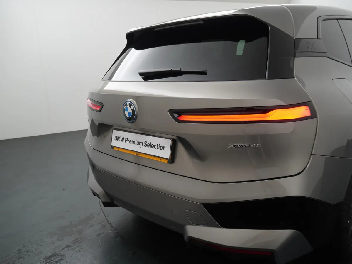 xDrive40 | SoH 100% | Sportpakket | Glazen Panoramadak Sky Lounge | Integral Active Steering | Stuur- & Stoelverwarming | Harman Kardon | 21" Aerodynamic | Stoelventilatie