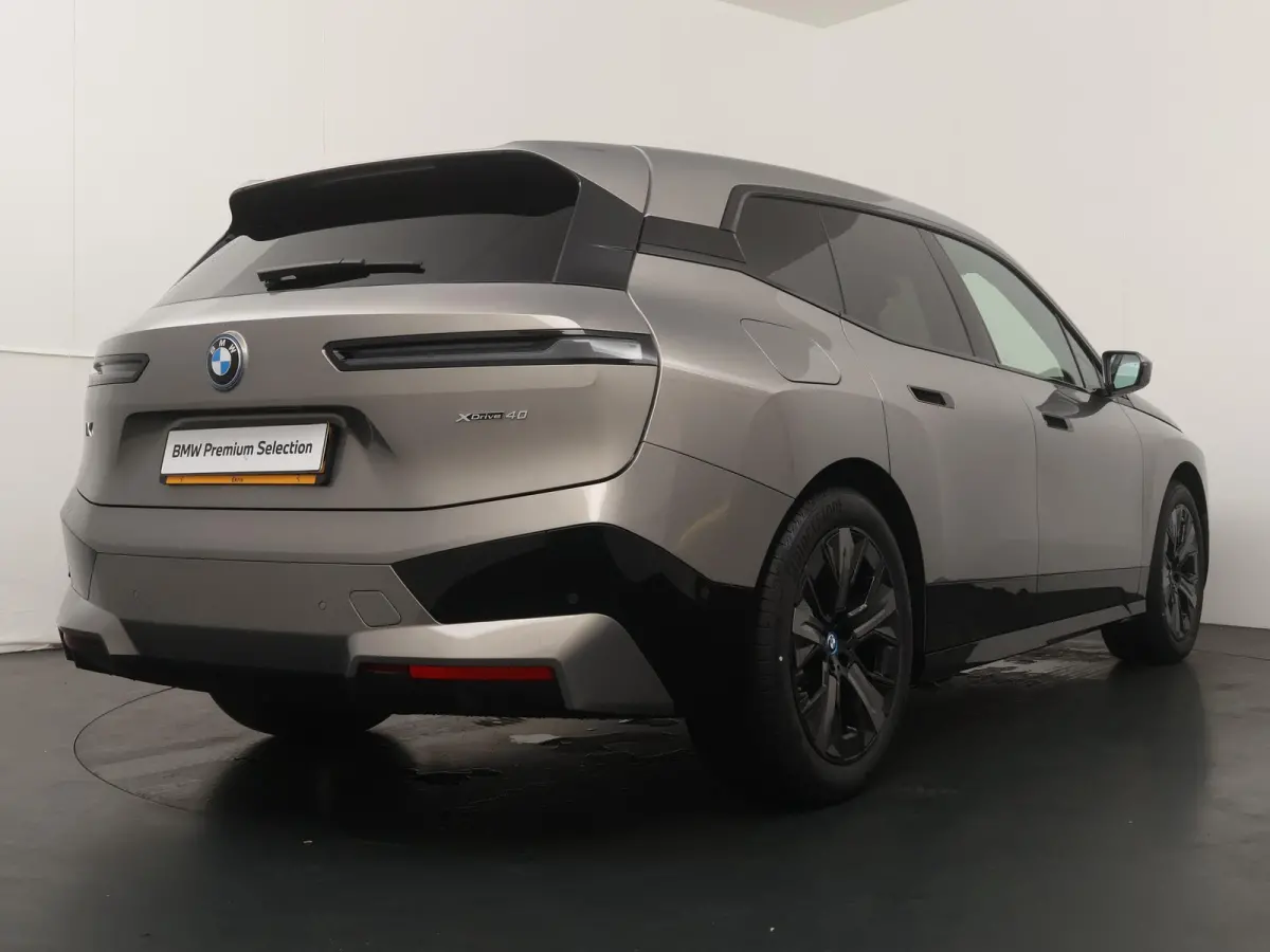 xDrive40 | SoH 100% | Sportpakket | Glazen Panoramadak Sky Lounge | Integral Active Steering | Stuur- & Stoelverwarming | Harman Kardon | 21" Aerodynamic | Stoelventilatie