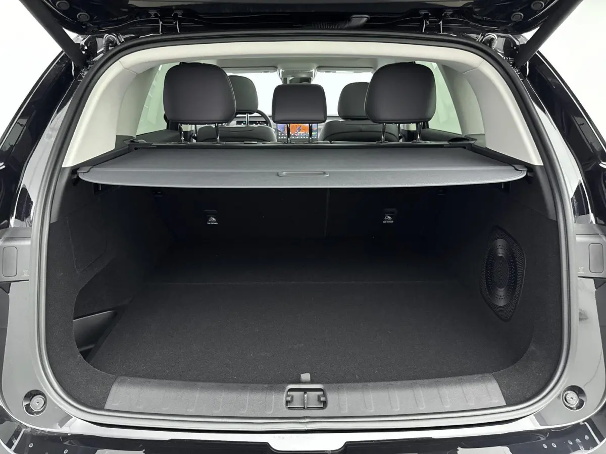 Design 69.9 kWh | lichtmetalen velgen 20" | luxe kunstlederen bekleding | navigatiesysteem | Panoramadak | Metallic Black