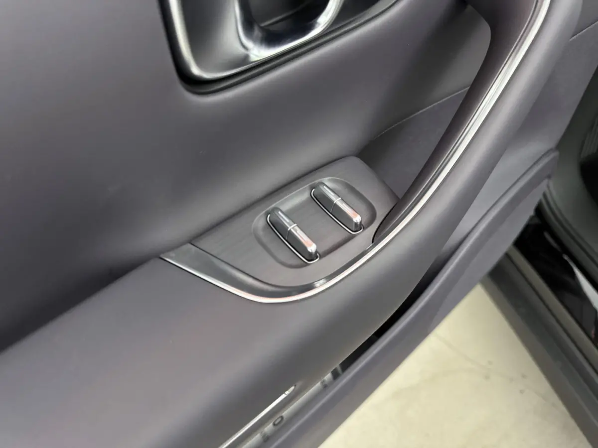 Design 69.9 kWh | lichtmetalen velgen 20" | luxe kunstlederen bekleding | navigatiesysteem | Panoramadak | Metallic Black