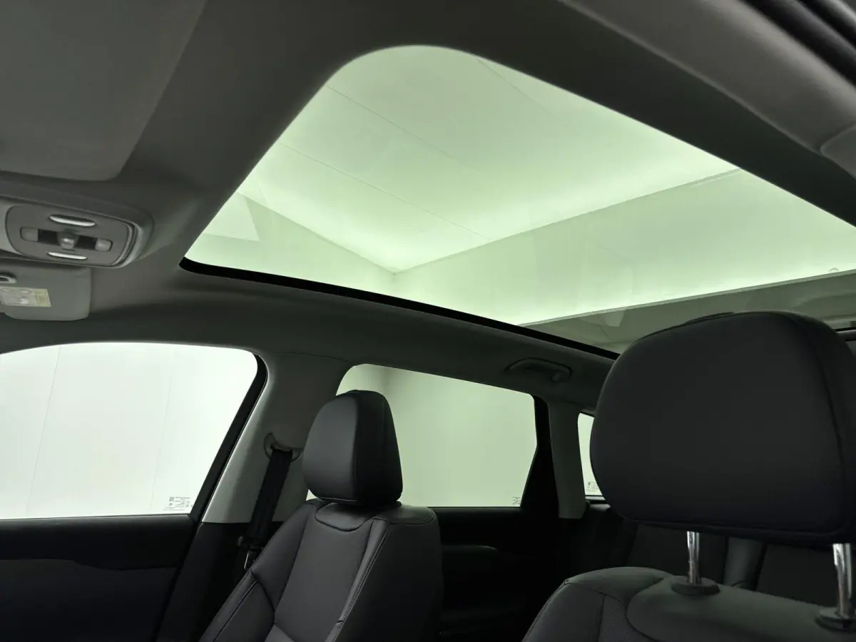 Design 69.9 kWh | lichtmetalen velgen 20" | luxe kunstlederen bekleding | navigatiesysteem | Panoramadak | Metallic Black
