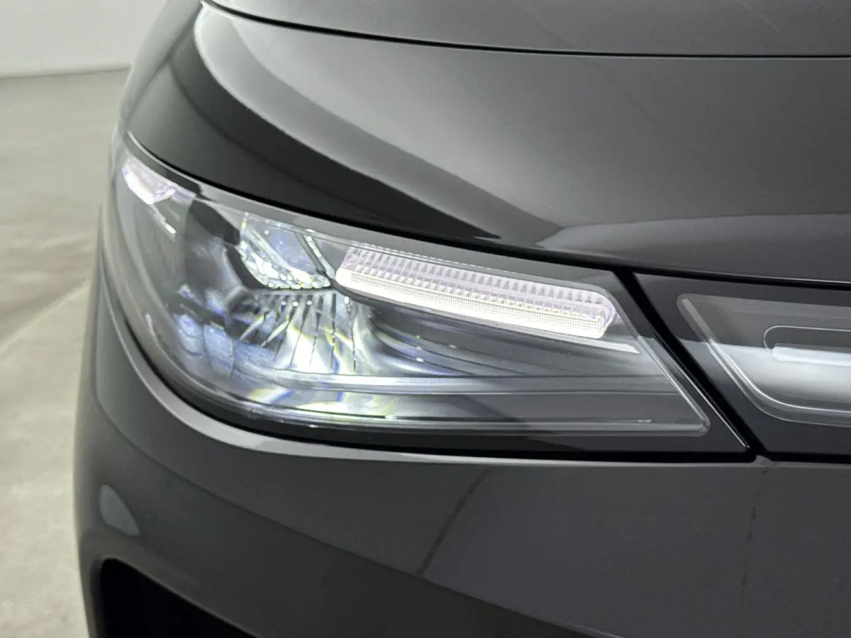Design 69.9 kWh | lichtmetalen velgen 20" | luxe kunstlederen bekleding | navigatiesysteem | Panoramadak | Metallic Black