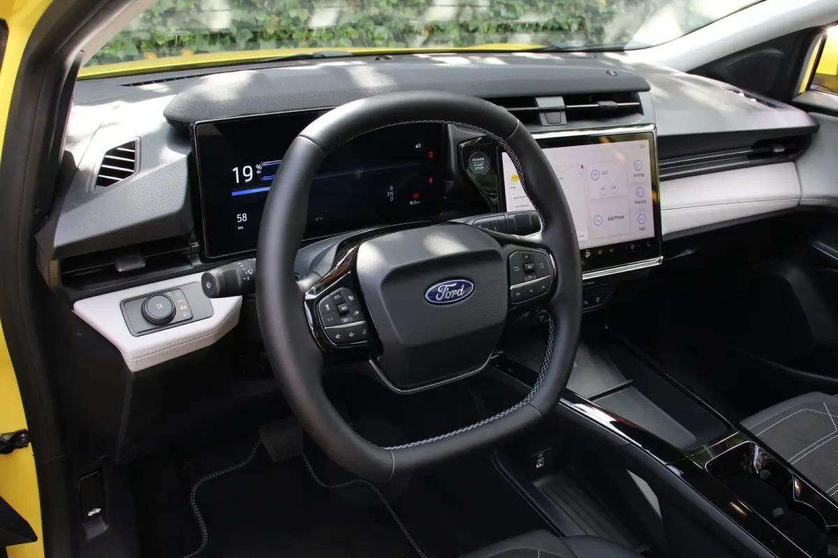 PREMIUM 44kWh | PANO DAK | 19''LMV | DRIVER ASSIST PACK | WINTERPACK |