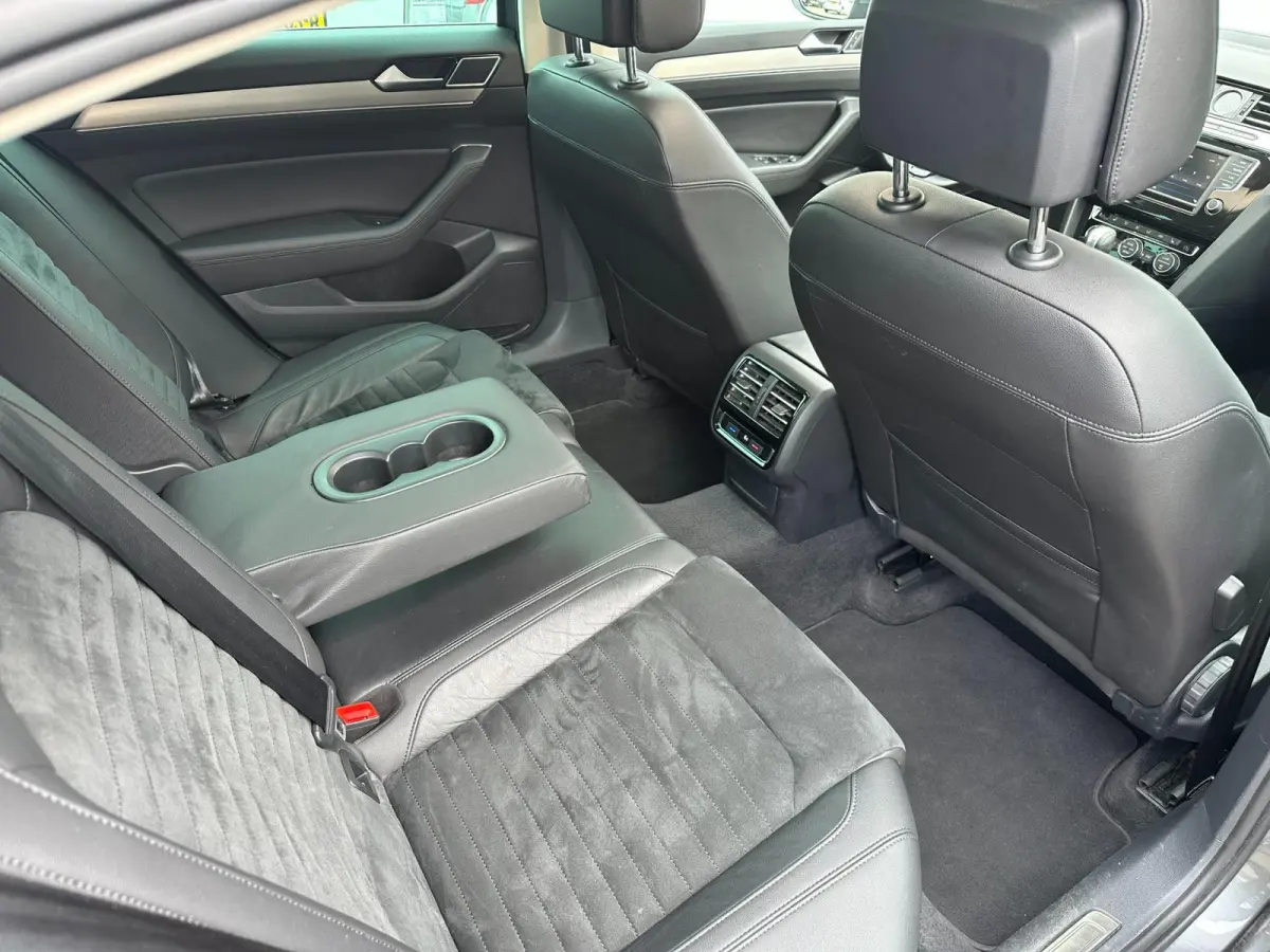 2.0 TDI Business Edition R l ACC l PANO l XENON