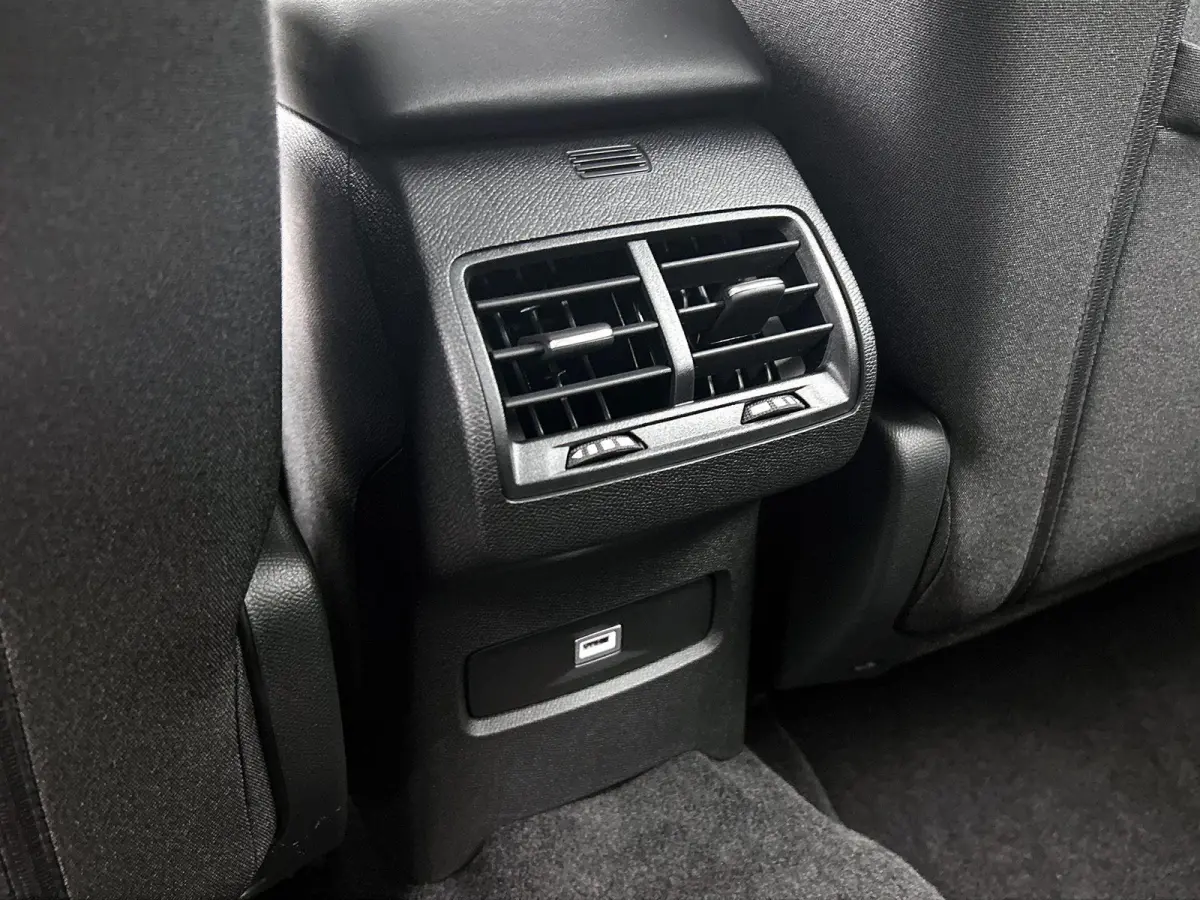 Business Extended range 54 kWh 156pk | Navigatie | Achteruitrijcamera | Parkeersensoren Voor en Achter | Verwarmde Comfortstoelen | Full-LED Koplampen | Keyless Entry/Start | Climate Control