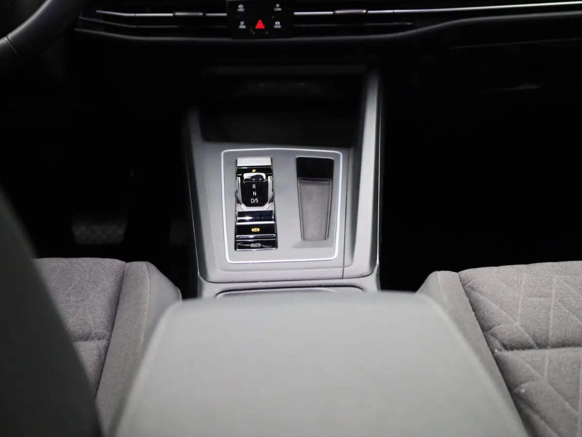 1.5 eHybrid Life Edition | Automaat | Navigatie | Draadloze Apple carplay | Climate control | Stuur- en Stoelverwarming | Achteruitrij Camera | Park Assist |