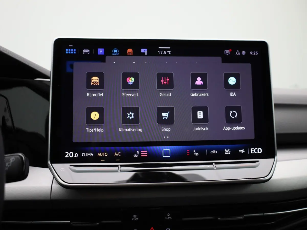 1.5 eHybrid Life Edition | Automaat | Navigatie | Draadloze Apple carplay | Climate control | Stuur- en Stoelverwarming | Achteruitrij Camera | Park Assist |