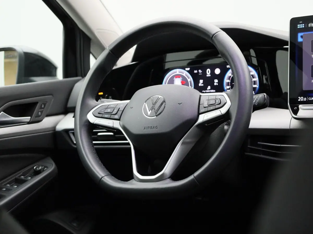 1.5 eHybrid Life Edition | Automaat | Navigatie | Draadloze Apple carplay | Climate control | Stuur- en Stoelverwarming | Achteruitrij Camera | Park Assist |