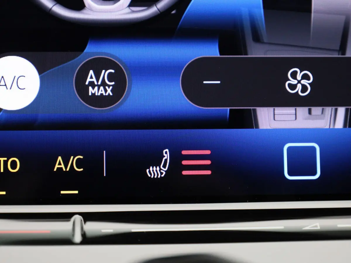 1.5 eHybrid Life Edition | Automaat | Navigatie | Draadloze Apple carplay | Climate control | Stuur- en Stoelverwarming | Achteruitrij Camera | Park Assist |