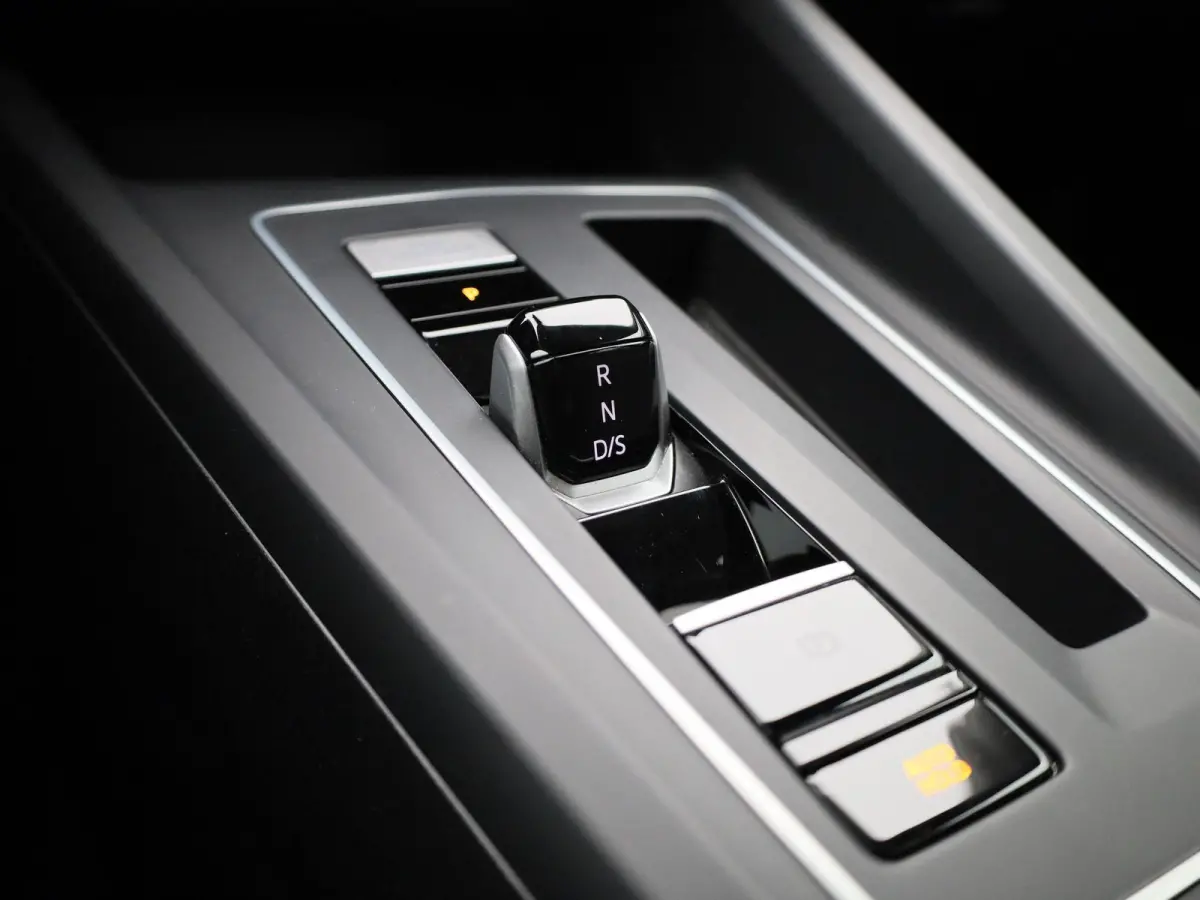 1.5 eHybrid Life Edition | Automaat | Navigatie | Draadloze Apple carplay | Climate control | Stuur- en Stoelverwarming | Achteruitrij Camera | Park Assist |