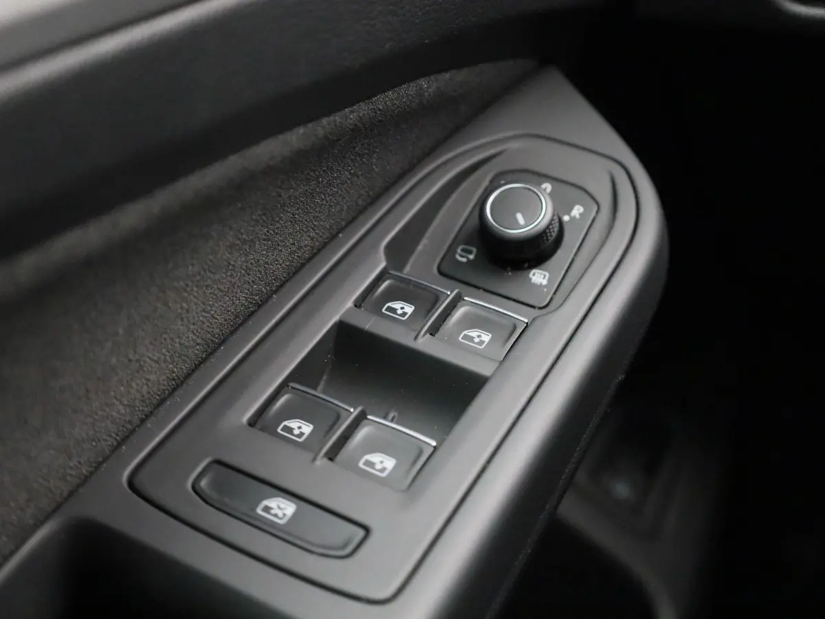 1.5 eHybrid Life Edition | Automaat | Navigatie | Draadloze Apple carplay | Climate control | Stuur- en Stoelverwarming | Achteruitrij Camera | Park Assist |