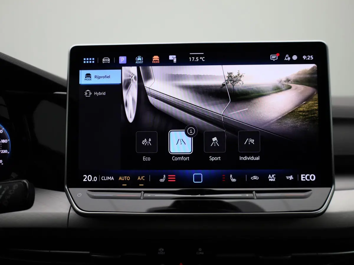 1.5 eHybrid Life Edition | Automaat | Navigatie | Draadloze Apple carplay | Climate control | Stuur- en Stoelverwarming | Achteruitrij Camera | Park Assist |