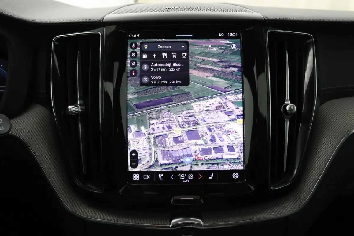 T6 Plug-in hybrid AWD Ultra Dark | Panoramadak | 360 Camera | Head-up display | Stoel en stuurwielverwarming | Trekhaak | BLIS | LED |