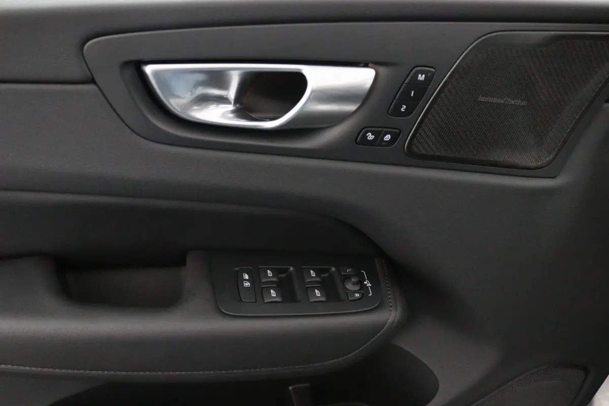 T6 Plug-in hybrid AWD Ultra Dark | Panoramadak | 360 Camera | Head-up display | Stoel en stuurwielverwarming | Trekhaak | BLIS | LED |