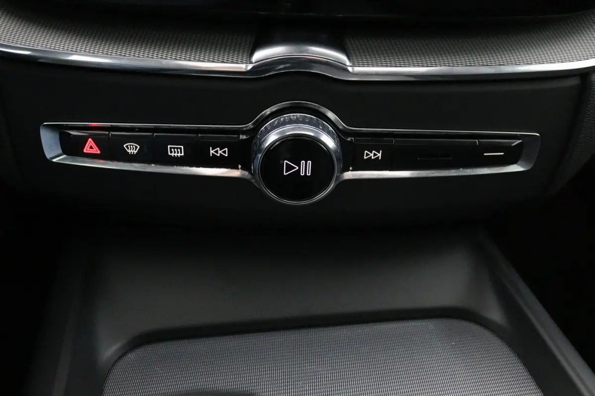 T6 Plug-in hybrid AWD Ultra Dark | Panoramadak | 360 Camera | Head-up display | Stoel en stuurwielverwarming | Trekhaak | BLIS | LED |