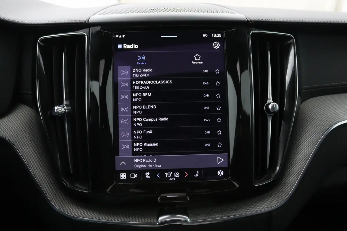 T6 Plug-in hybrid AWD Ultra Dark | Panoramadak | 360 Camera | Head-up display | Stoel en stuurwielverwarming | Trekhaak | BLIS | LED |