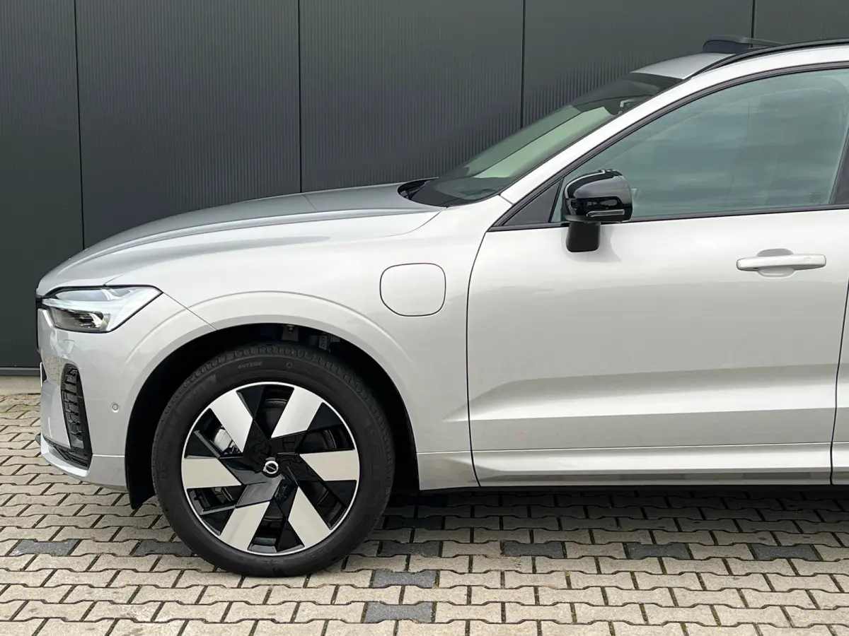 T6 Plug-in hybrid AWD Ultra Dark | Panoramadak | 360 Camera | Head-up display | Stoel en stuurwielverwarming | Trekhaak | BLIS | LED |