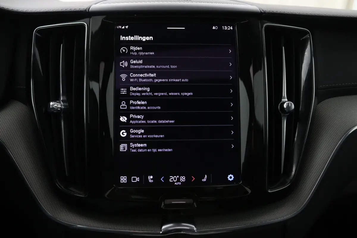 T6 Plug-in hybrid AWD Ultra Dark | Panoramadak | 360 Camera | Head-up display | Stoel en stuurwielverwarming | Trekhaak | BLIS | LED |