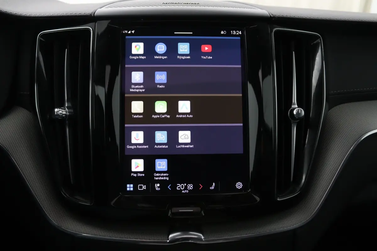 T6 Plug-in hybrid AWD Ultra Dark | Panoramadak | 360 Camera | Head-up display | Stoel en stuurwielverwarming | Trekhaak | BLIS | LED |