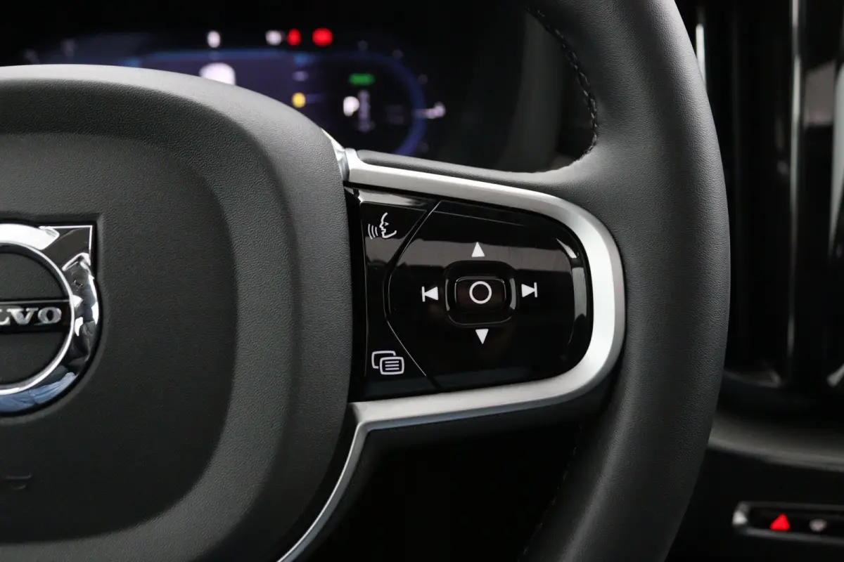 T6 Plug-in hybrid AWD Ultra Dark | Panoramadak | 360 Camera | Head-up display | Stoel en stuurwielverwarming | Trekhaak | BLIS | LED |
