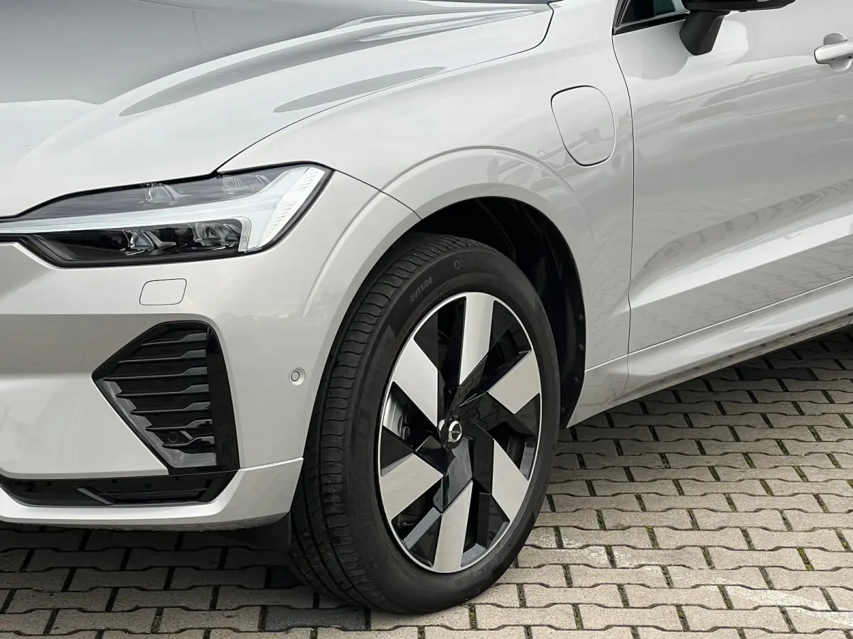 T6 Plug-in hybrid AWD Ultra Dark | Panoramadak | 360 Camera | Head-up display | Stoel en stuurwielverwarming | Trekhaak | BLIS | LED |