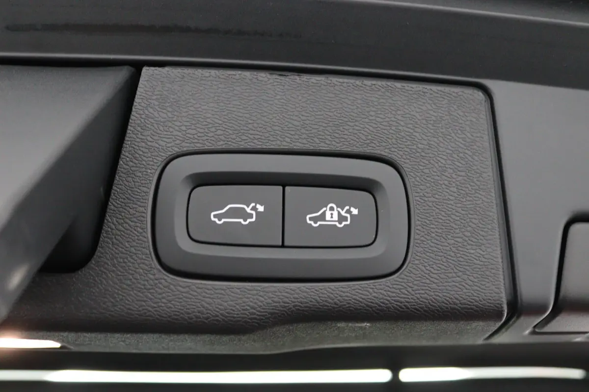 T6 Plug-in hybrid AWD Ultra Dark | Panoramadak | 360 Camera | Head-up display | Stoel en stuurwielverwarming | Trekhaak | BLIS | LED |