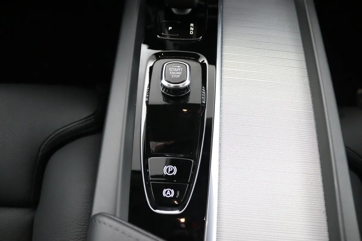 T6 Plug-in hybrid AWD Ultra Dark | Panoramadak | 360 Camera | Head-up display | Stoel en stuurwielverwarming | Trekhaak | BLIS | LED |