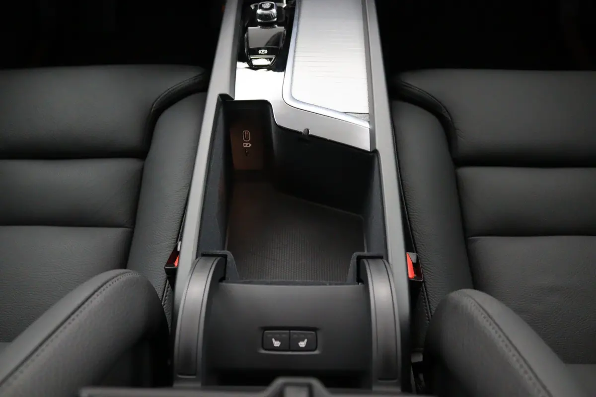 T6 Plug-in hybrid AWD Ultra Dark | Panoramadak | 360 Camera | Head-up display | Stoel en stuurwielverwarming | Trekhaak | BLIS | LED |