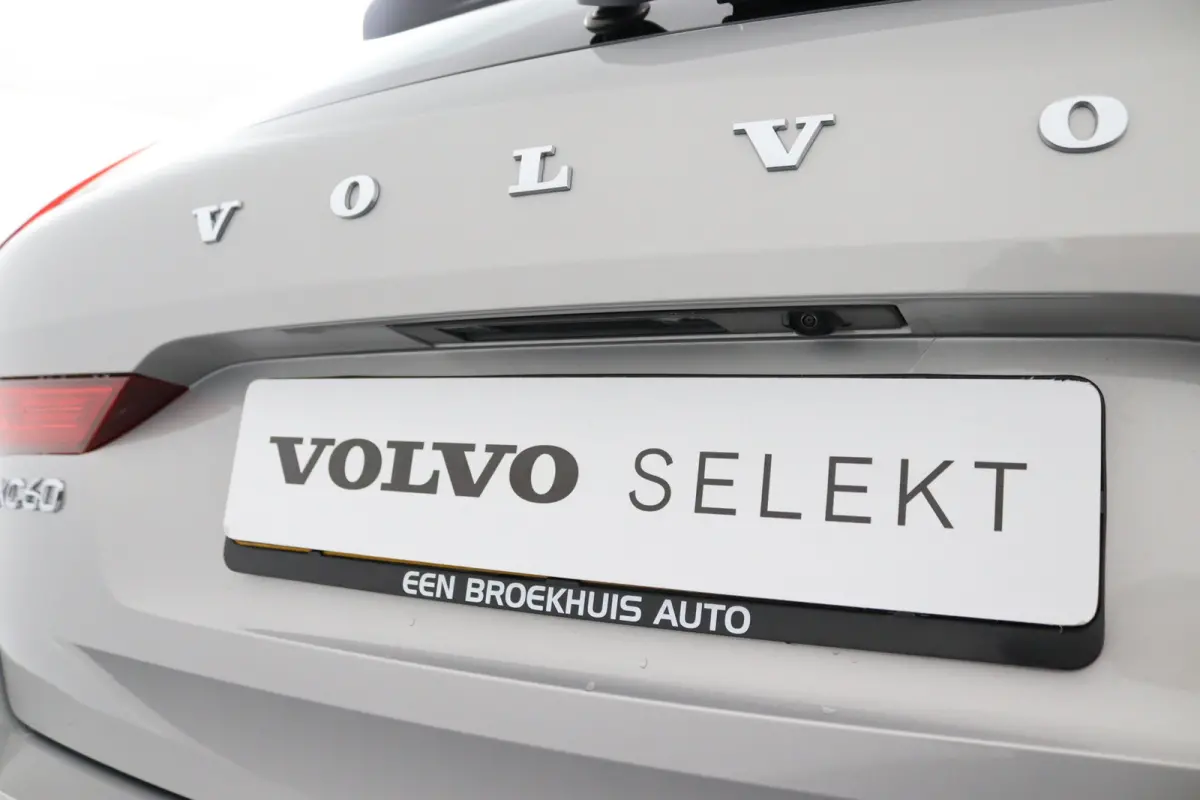 T6 Plug-in hybrid AWD Ultra Dark | Panoramadak | 360 Camera | Head-up display | Stoel en stuurwielverwarming | Trekhaak | BLIS | LED |