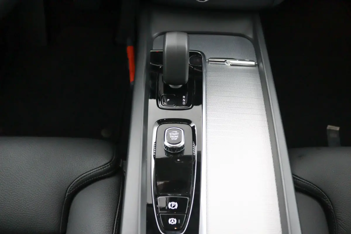 T6 Plug-in hybrid AWD Ultra Dark | Panoramadak | 360 Camera | Head-up display | Stoel en stuurwielverwarming | Trekhaak | BLIS | LED |