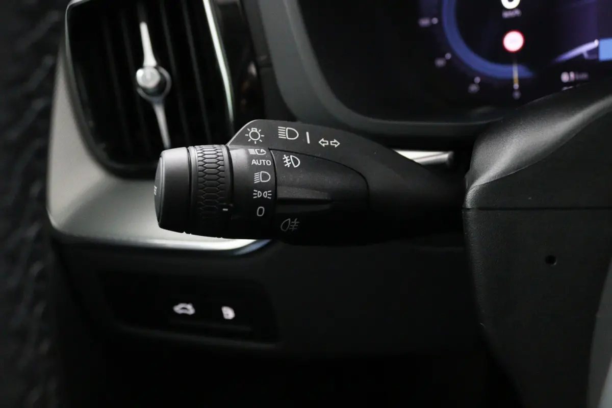 T6 Plug-in hybrid AWD Ultra Dark | Panoramadak | 360 Camera | Head-up display | Stoel en stuurwielverwarming | Trekhaak | BLIS | LED |