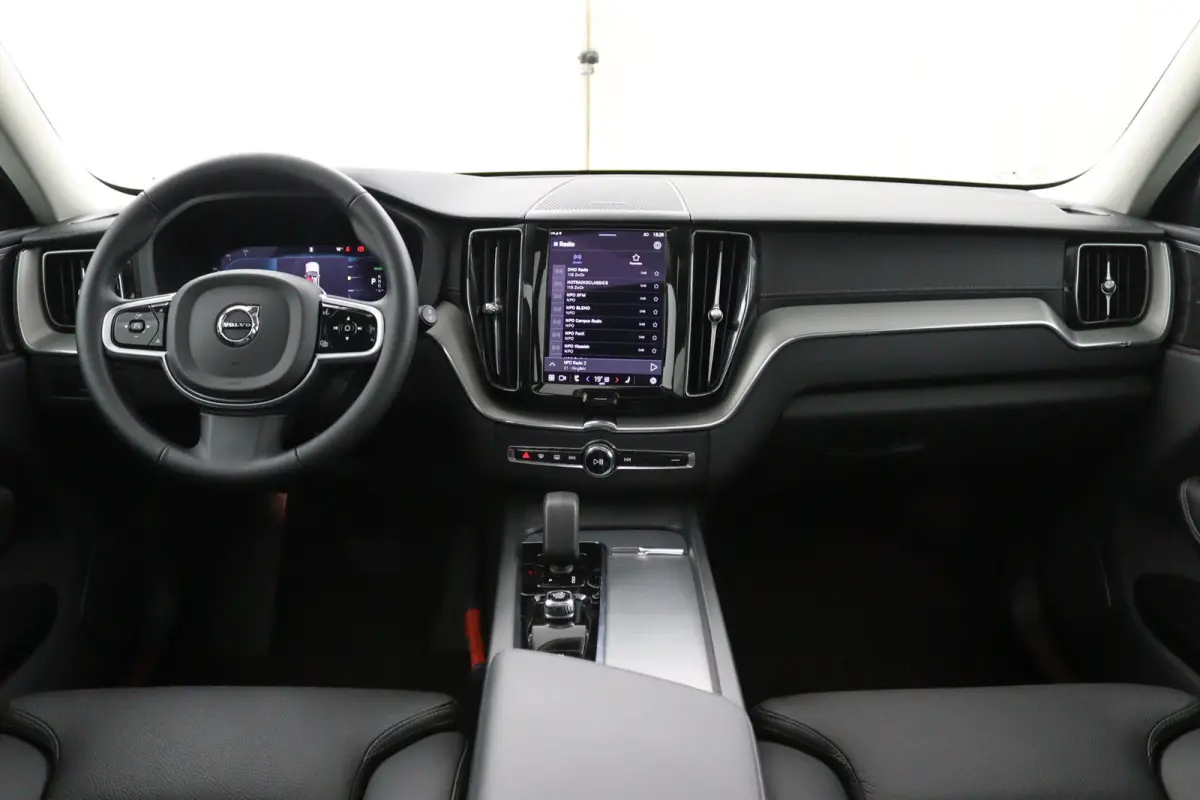 T6 Plug-in hybrid AWD Ultra Dark | Panoramadak | 360 Camera | Head-up display | Stoel en stuurwielverwarming | Trekhaak | BLIS | LED |