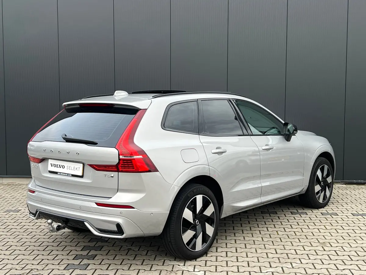 T6 Plug-in hybrid AWD Ultra Dark | Panoramadak | 360 Camera | Head-up display | Stoel en stuurwielverwarming | Trekhaak | BLIS | LED |