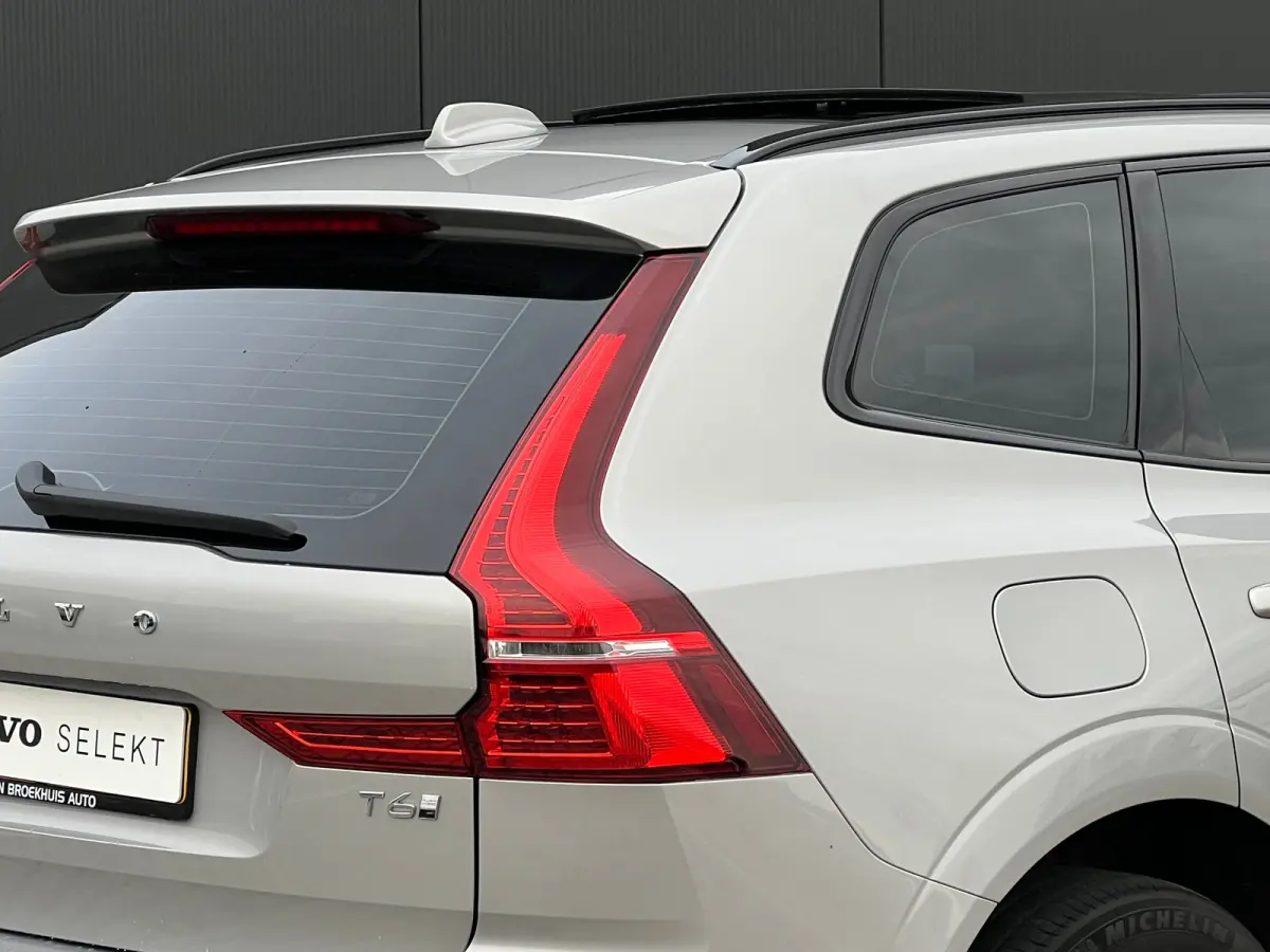 T6 Plug-in hybrid AWD Ultra Dark | Panoramadak | 360 Camera | Head-up display | Stoel en stuurwielverwarming | Trekhaak | BLIS | LED |