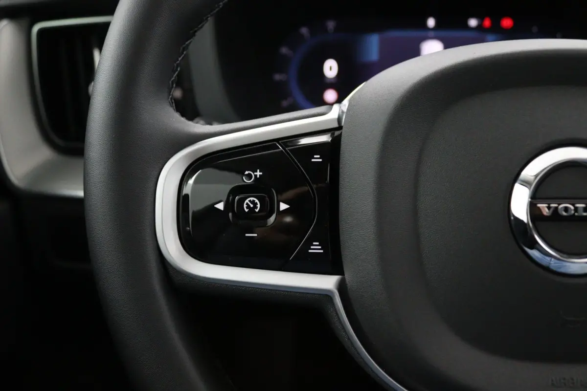 T6 Plug-in hybrid AWD Ultra Dark | Panoramadak | 360 Camera | Head-up display | Stoel en stuurwielverwarming | Trekhaak | BLIS | LED |