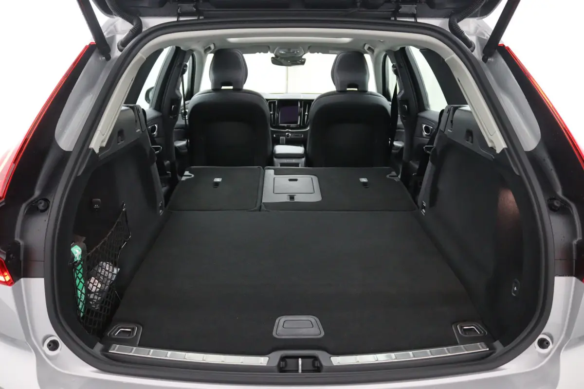 T6 Plug-in hybrid AWD Ultra Dark | Panoramadak | 360 Camera | Head-up display | Stoel en stuurwielverwarming | Trekhaak | BLIS | LED |