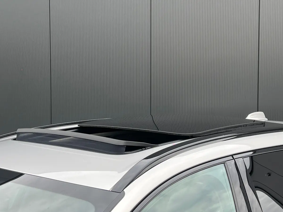 T6 Plug-in hybrid AWD Ultra Dark | Panoramadak | 360 Camera | Head-up display | Stoel en stuurwielverwarming | Trekhaak | BLIS | LED |