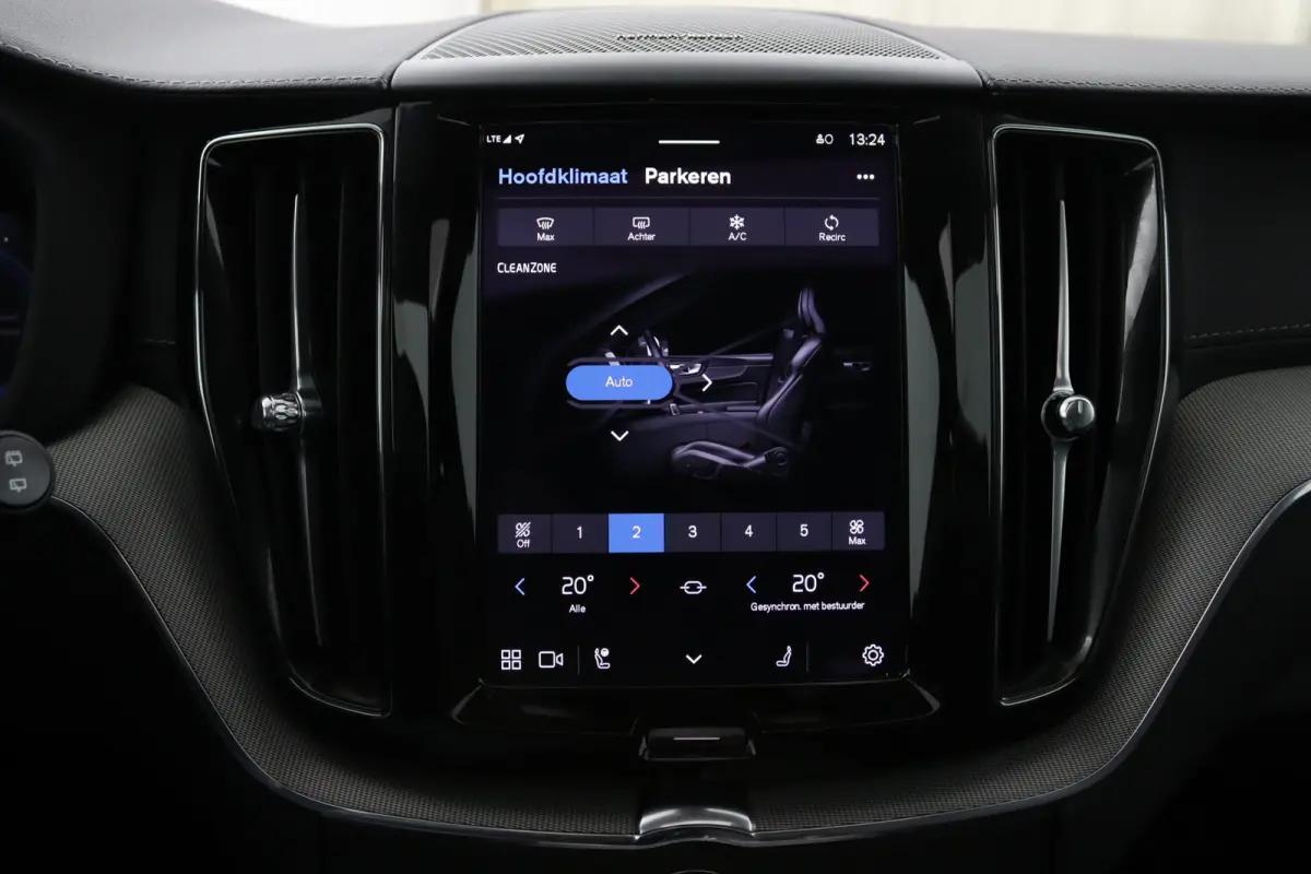 T6 Plug-in hybrid AWD Ultra Dark | Panoramadak | 360 Camera | Head-up display | Stoel en stuurwielverwarming | Trekhaak | BLIS | LED |