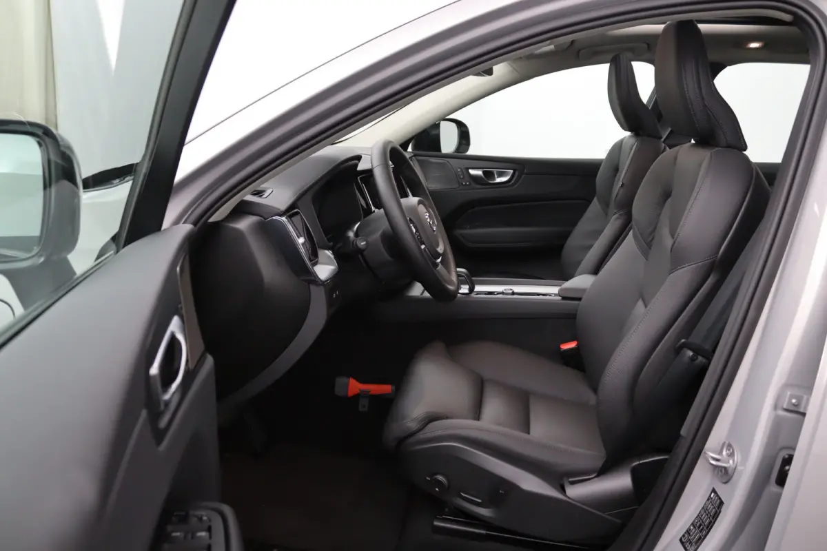 T6 Plug-in hybrid AWD Ultra Dark | Panoramadak | 360 Camera | Head-up display | Stoel en stuurwielverwarming | Trekhaak | BLIS | LED |