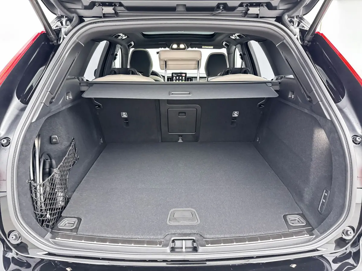 T8 Recharge Ultra Dark | 22" | Trekhaak | Luchtvering | Bowers & Wilkins | Getint & Gelamineerd glas | Alarm | Head-up | Panoramadak | 360 Camera | Stoel/stuur/achterbankverwarming