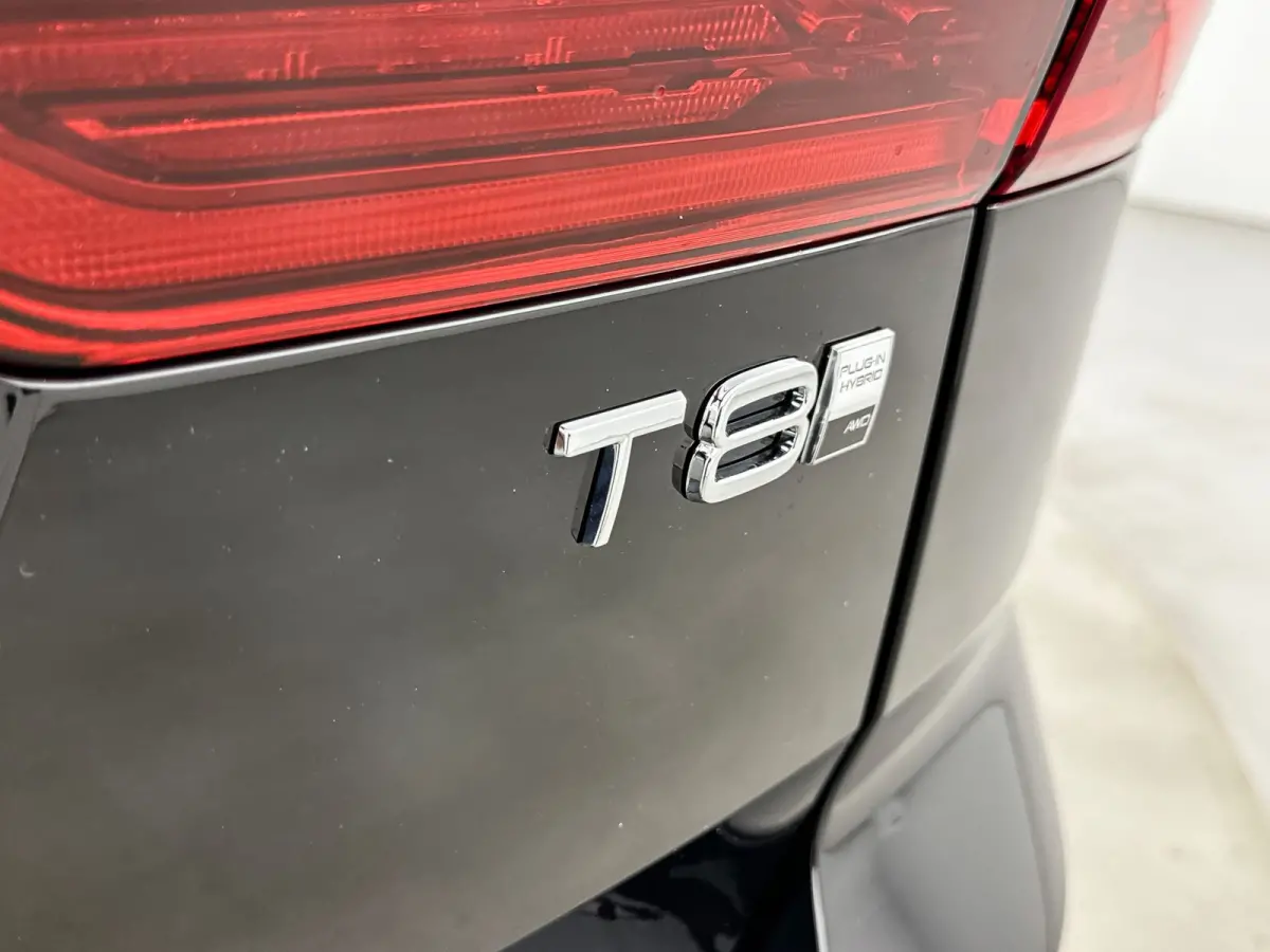 T8 Recharge Ultra Dark | 22" | Trekhaak | Luchtvering | Bowers & Wilkins | Getint & Gelamineerd glas | Alarm | Head-up | Panoramadak | 360 Camera | Stoel/stuur/achterbankverwarming