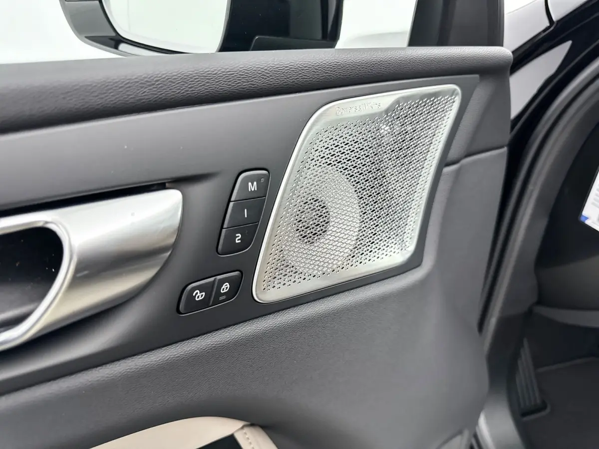 T8 Recharge Ultra Dark | 22" | Trekhaak | Luchtvering | Bowers & Wilkins | Getint & Gelamineerd glas | Alarm | Head-up | Panoramadak | 360 Camera | Stoel/stuur/achterbankverwarming