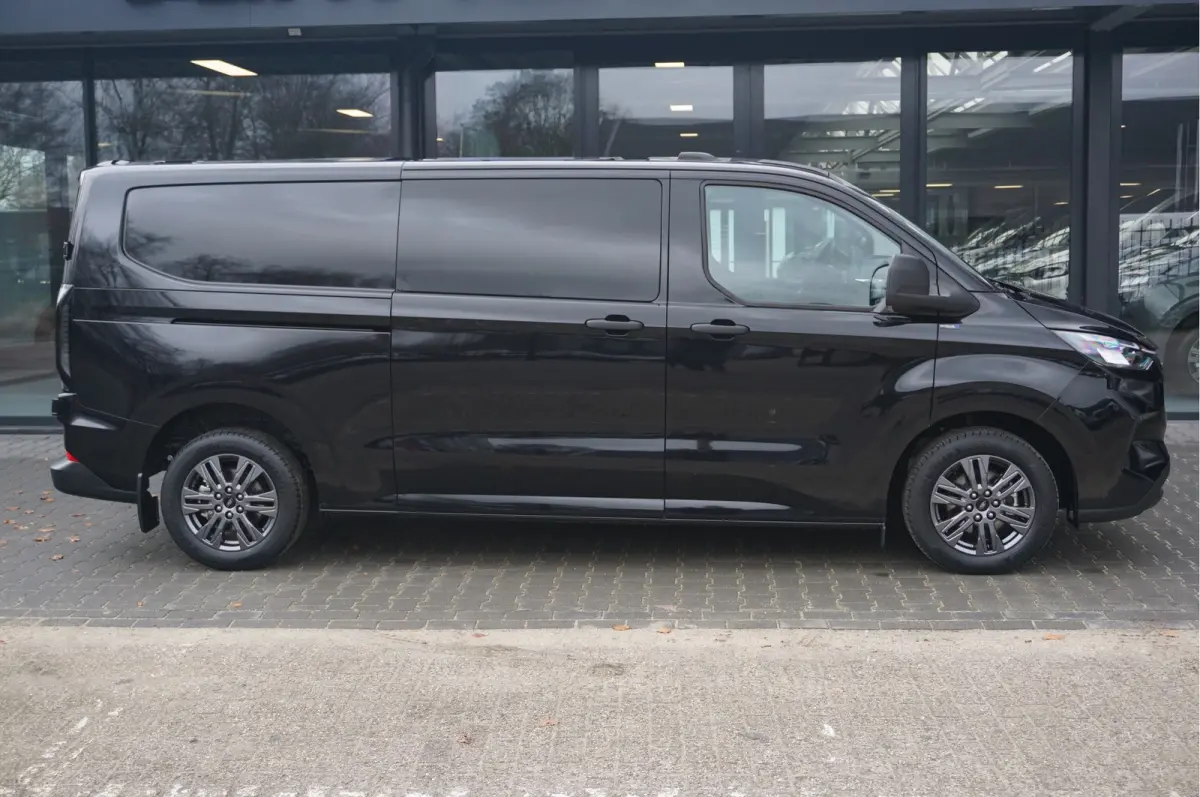 320L 136PK Trend DC AUT BPM VRIJ!! 13" Sync4 Navi, ACC, Camera, 2x Schuifdeur, 17" LM!! NR. A76