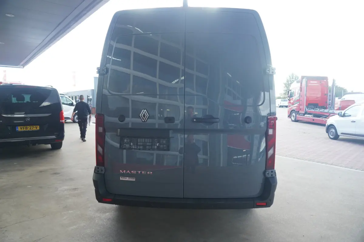 T35 2.0 dCi 170PK L3H2 Extra Laadruimte inrichting Nr. V110 | Airco | Cruise | Camera | Navi |  Oprijschans | Flitsbalk