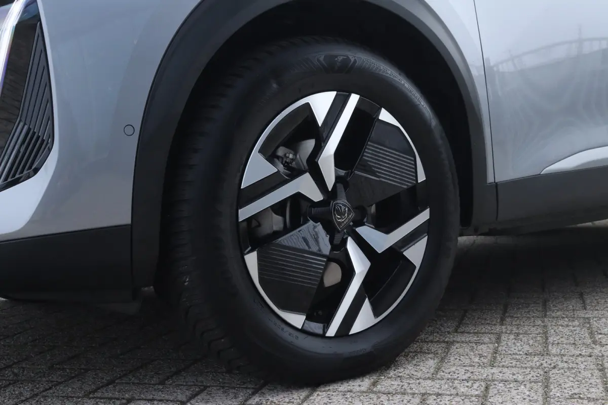 Hybrid 145 Allure | Adaptieve Cruise | 360 Camera | Navigatie | Carplay | Climate | Keyless | 17 Inch | Dodehoekbewaking