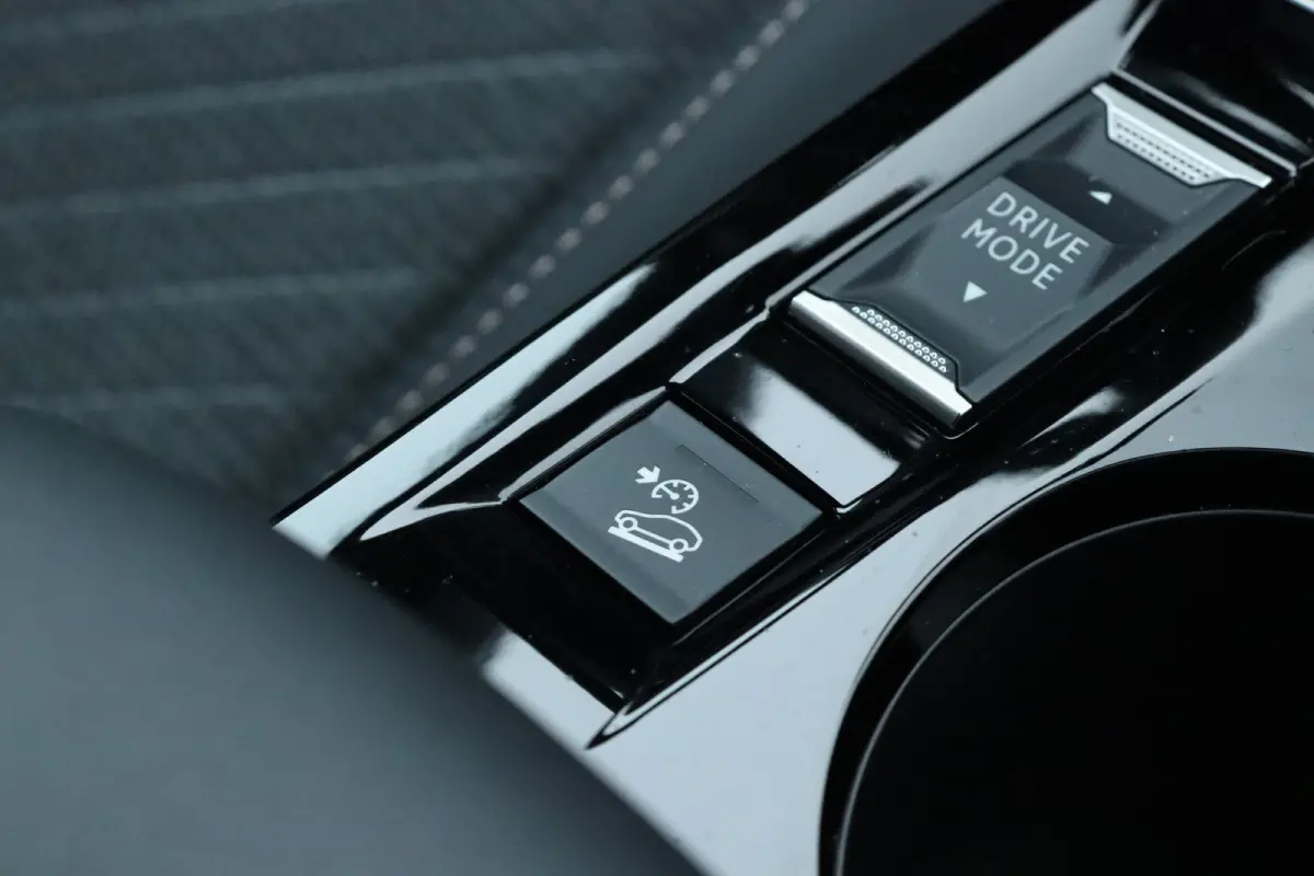 Hybrid 145 Allure | Adaptieve Cruise | 360 Camera | Navigatie | Carplay | Climate | Keyless | 17 Inch | Dodehoekbewaking